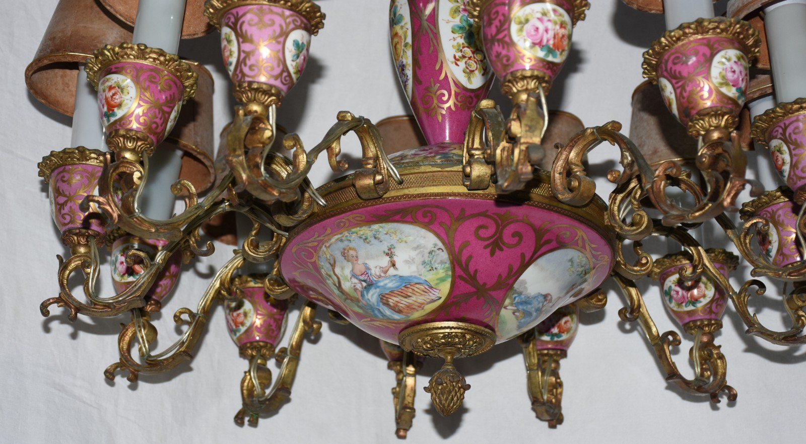 Lustre para 12 luzes com armação de metal dourado e porcelana... - foto 2 de 2