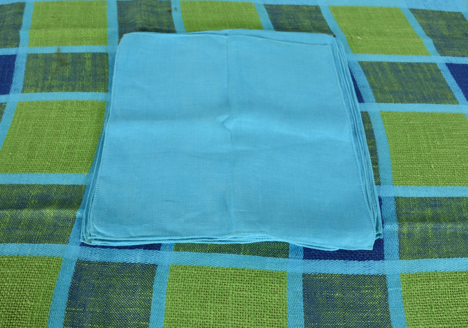 Toalha de mesa em tecido rústico nos tons de azul com 12 guardanapos. - foto 2 de 2