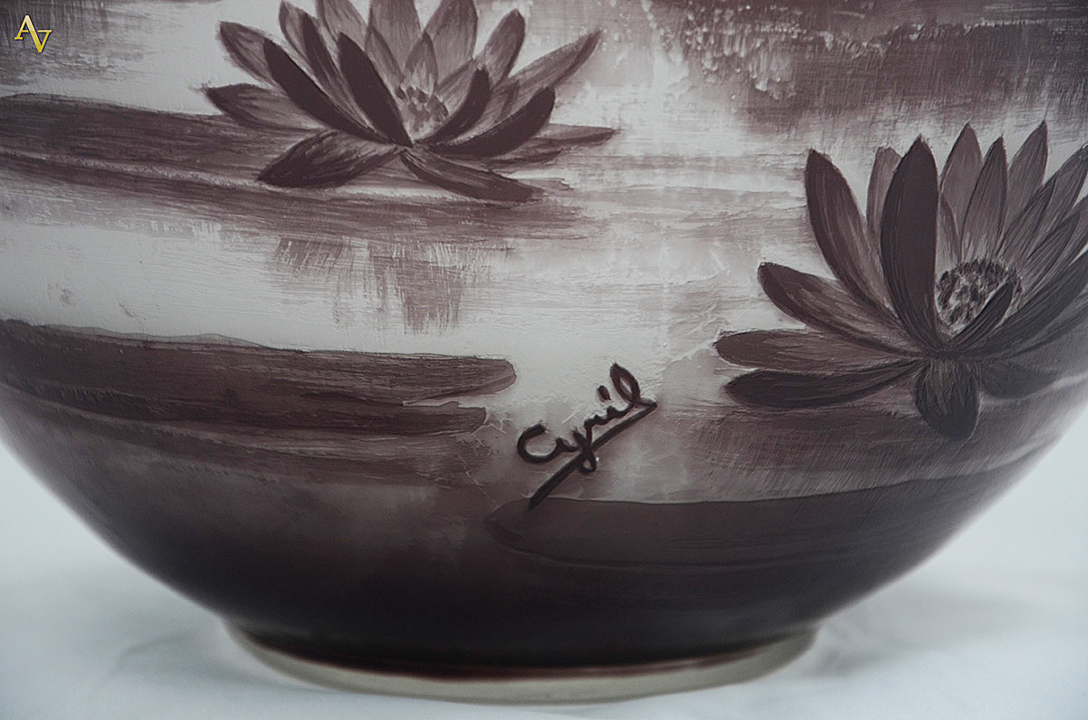 Vaso de pasta de vidro assinado Cyril medindo 30 cm de altura. - foto 3 de 3