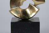 BRUNO GIORGI - Estatueta de bronze representand... - BRUNO GIORGI - Estatueta de bronze representando meteoro, base de mármore. Altura total 29 cm. Assinado B.G.