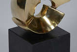 BRUNO GIORGI - Estatueta de bronze representand... - BRUNO GIORGI - Estatueta de bronze representando meteoro, base de mármore. Altura total 29 cm. Assinado B.G.