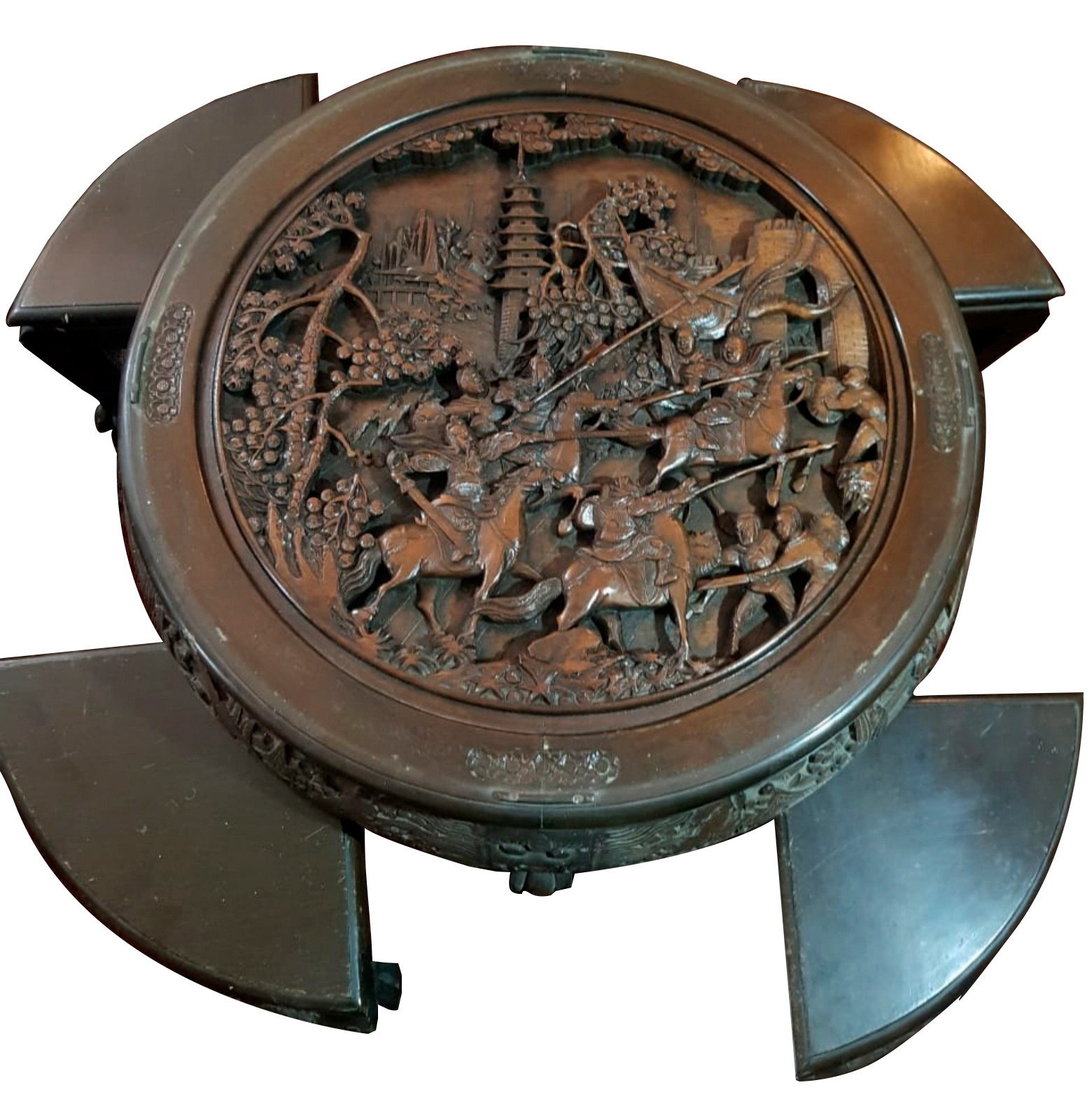 Mesa de madeira com cena de guerra em relevo e 4 banquinhos (retirada... - foto 1 de 4