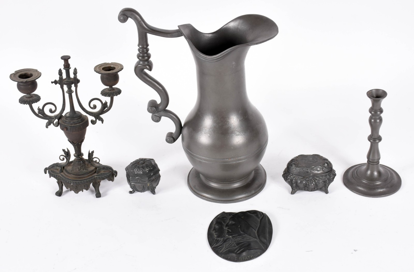 Seis peças de estanho sendo jarra para água, 2 candelabros, duas... - foto 1 de 6