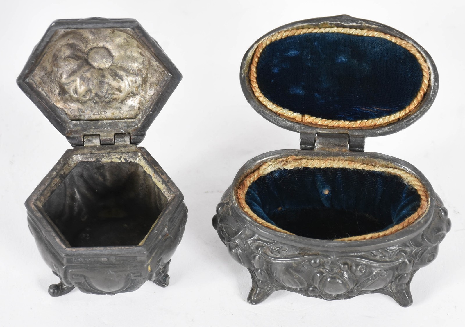 Seis peças de estanho sendo jarra para água, 2 candelabros, duas... - foto 4 de 6