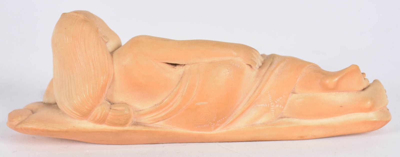 Estatueta de marfim chinês representando figura feminina deitada... - foto 3 de 4
