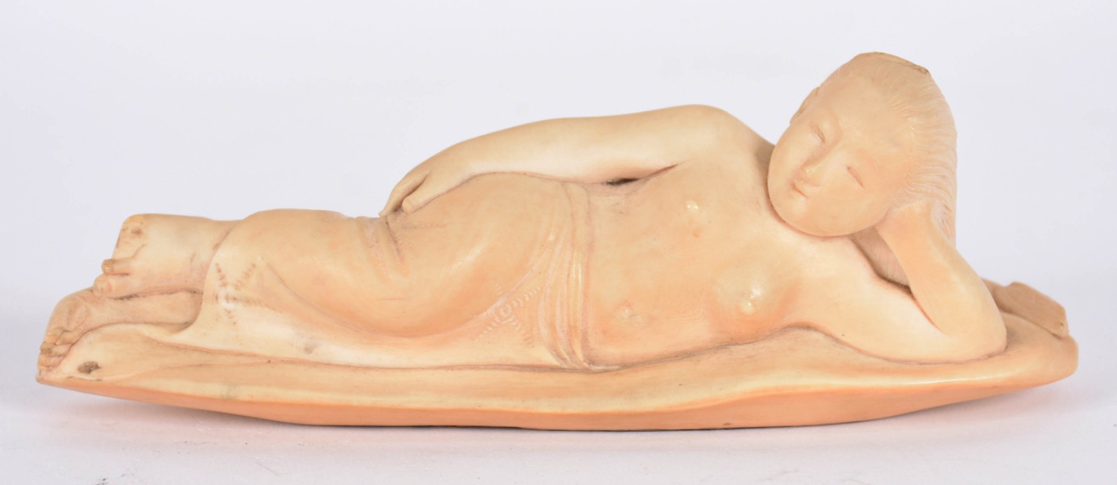 Estatueta de marfim chinês representando figura feminina deitada... - foto 1 de 4