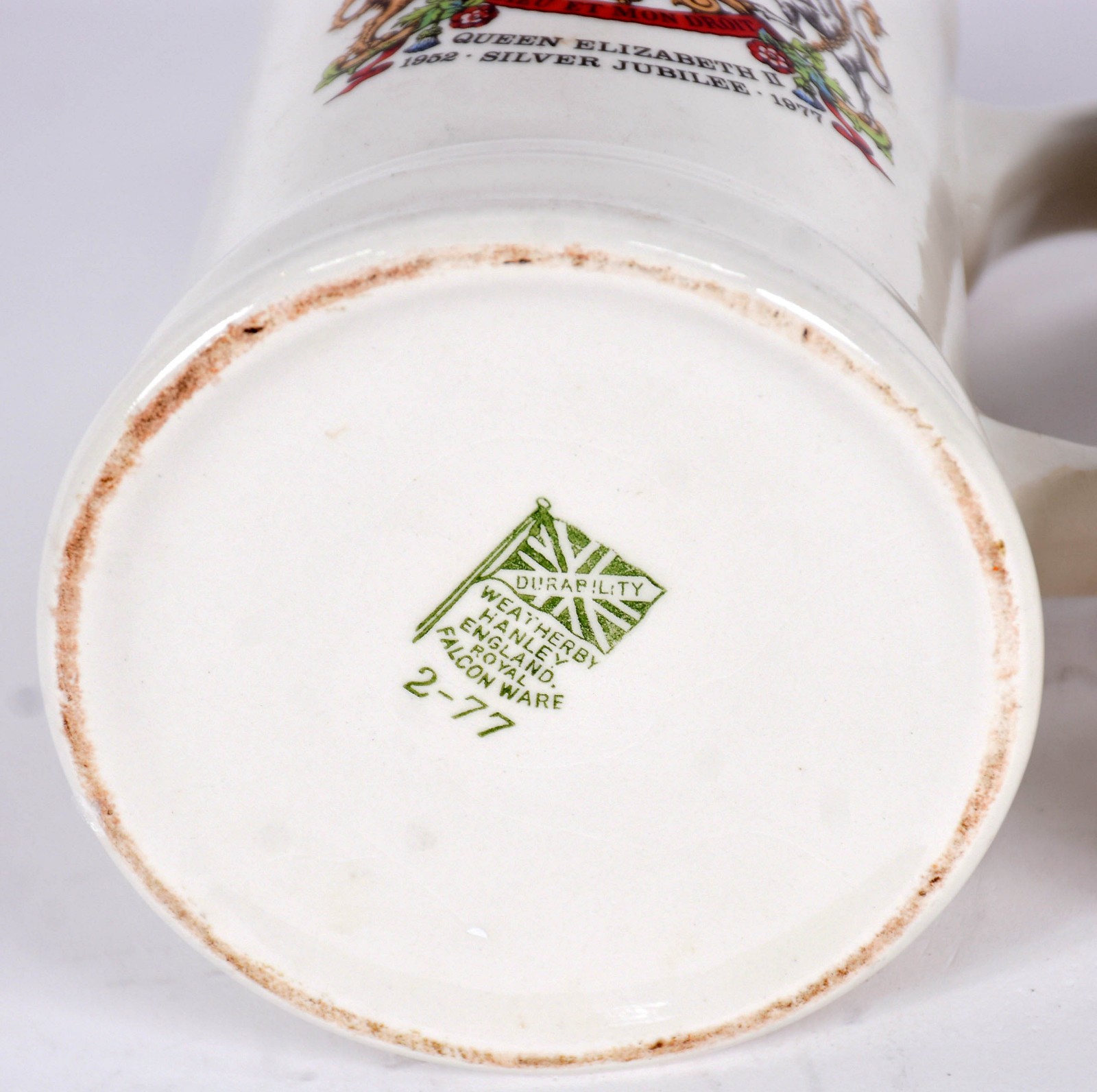 Duas canecas de porcelana inglesa comemorativas do Jubileu da Rainha... - foto 5 de 5