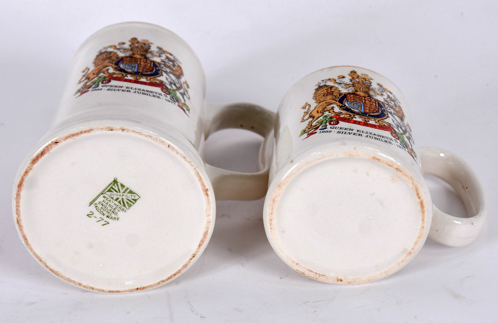 Duas canecas de porcelana inglesa comemorativas do Jubileu da Rainha... - foto 4 de 5