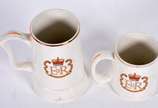 Duas canecas de porcelana inglesa comemorativas... - Duas canecas de porcelana inglesa comemorativas do Jubileu da Rainha Elizabeth (1952 - 1977).
