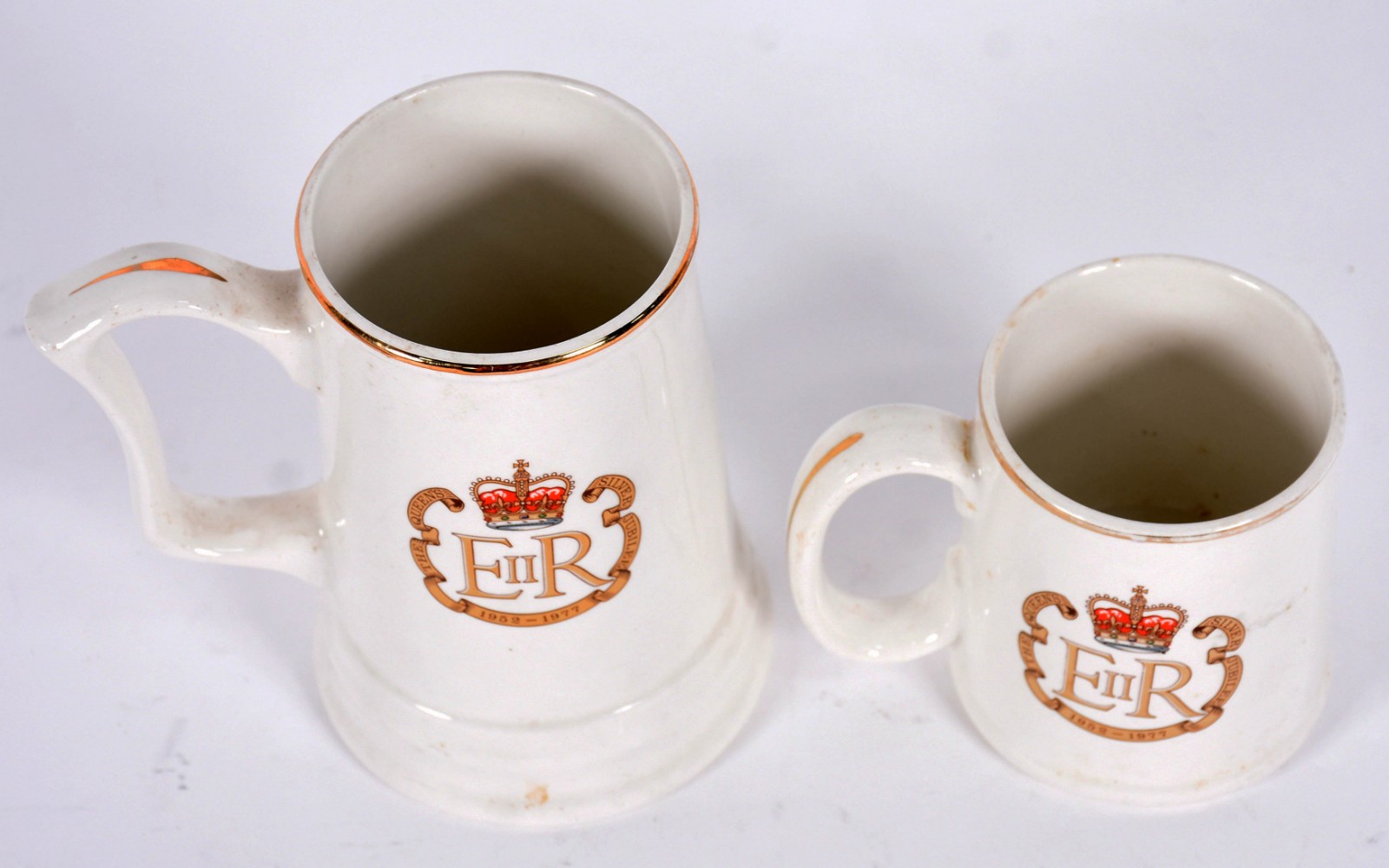 Duas canecas de porcelana inglesa comemorativas do Jubileu da Rainha... - foto 2 de 5