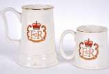 Duas canecas de porcelana inglesa comemorativas... - Duas canecas de porcelana inglesa comemorativas do Jubileu da Rainha Elizabeth (1952 - 1977).