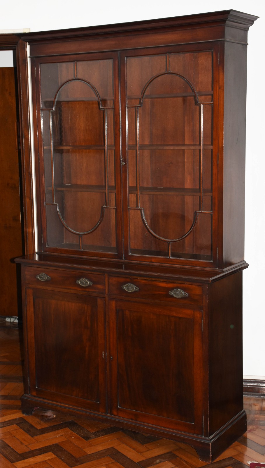 Móvel vitrine com 2 portas e 2 gavetas na parte inferior, alçada com... - foto 2 de 8