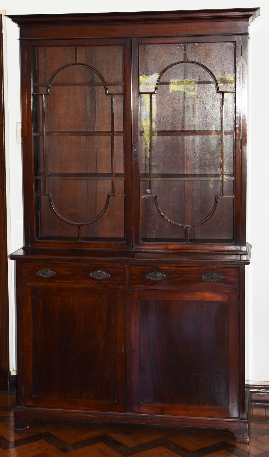 Móvel vitrine com 2 portas e 2 gavetas na parte inferior, alçada com... - foto 1 de 8