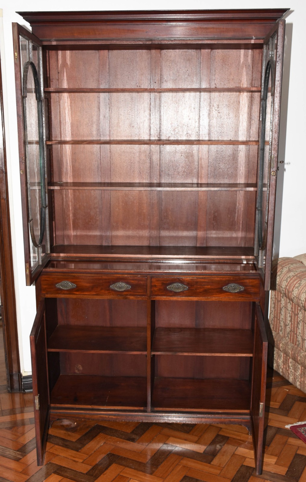 Móvel vitrine com 2 portas e 2 gavetas na parte inferior, alçada com... - foto 4 de 8
