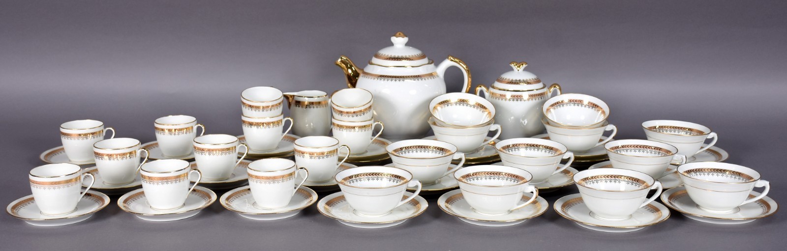 Aparelho de chá e café de porcelana francesa "Madronet" na cor branca... - foto 1 de 5