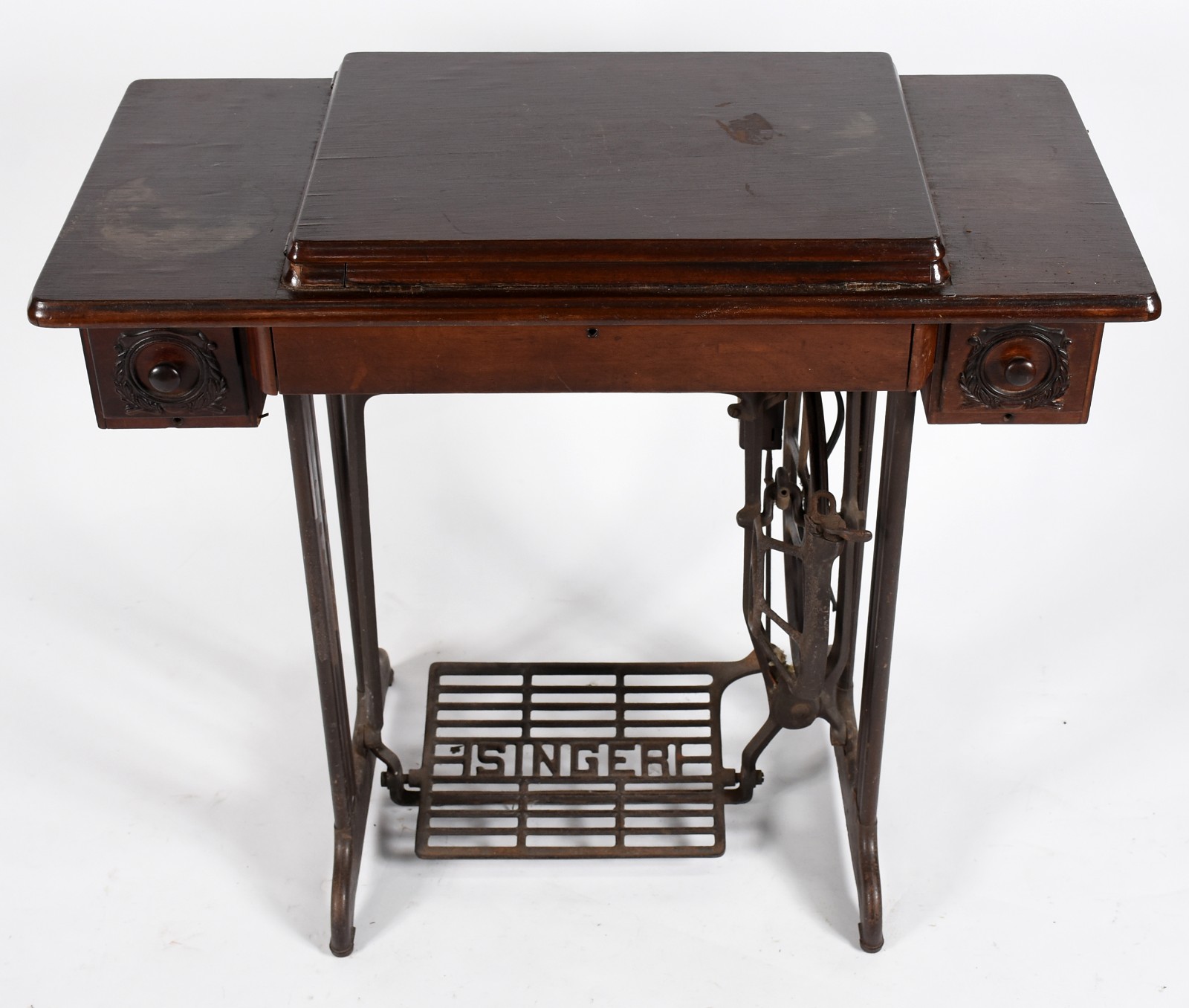 Mesa de madeira nobre para máquina de costura, pedal de metal com a... - foto 1 de 7