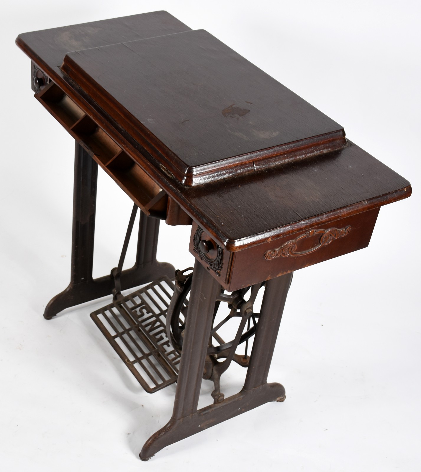 Mesa de madeira nobre para máquina de costura, pedal de metal com a... - foto 4 de 7