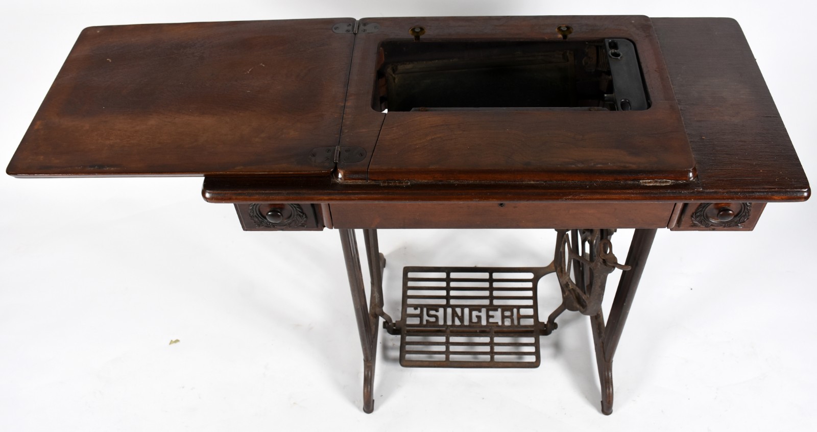 Mesa de madeira nobre para máquina de costura, pedal de metal com a... - foto 2 de 7