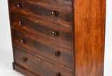 Comoda de madeira nobre com cinco gavetões, sen... - Comoda de madeira nobre com cinco gavetões, sendo a primeira com frente articulada e duas gavetinhas "mais finas" na parte interna (com um lasca...