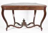 Console de madeira nobre, tampo recortado, quat... - Console de madeira nobre, tampo recortado, quatro pernas ligeiramente curvas ligadas por traves inferiores e arrematadas com pino torneado.