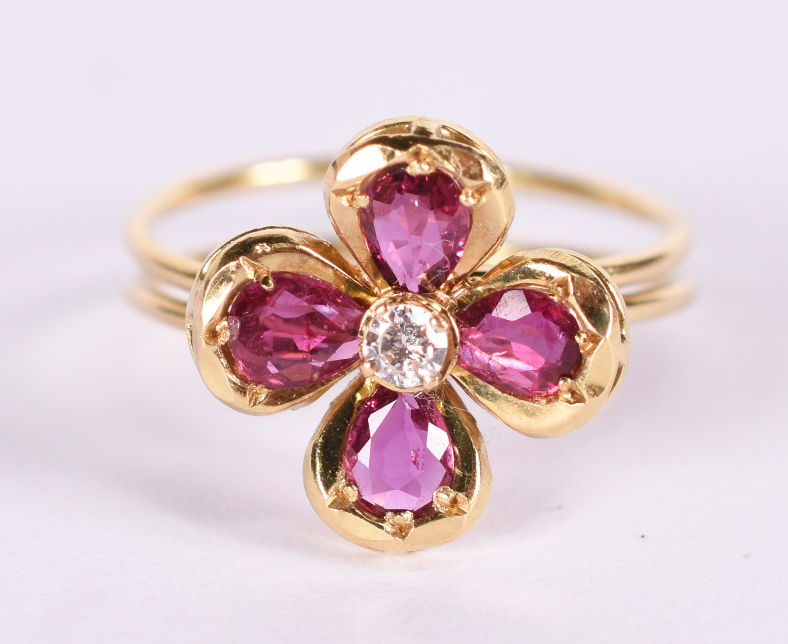 Anel feitio flor com 4 rubis e 1 brilhante de 0,07 ct . Aro 19 (Por... - foto 1 de 3