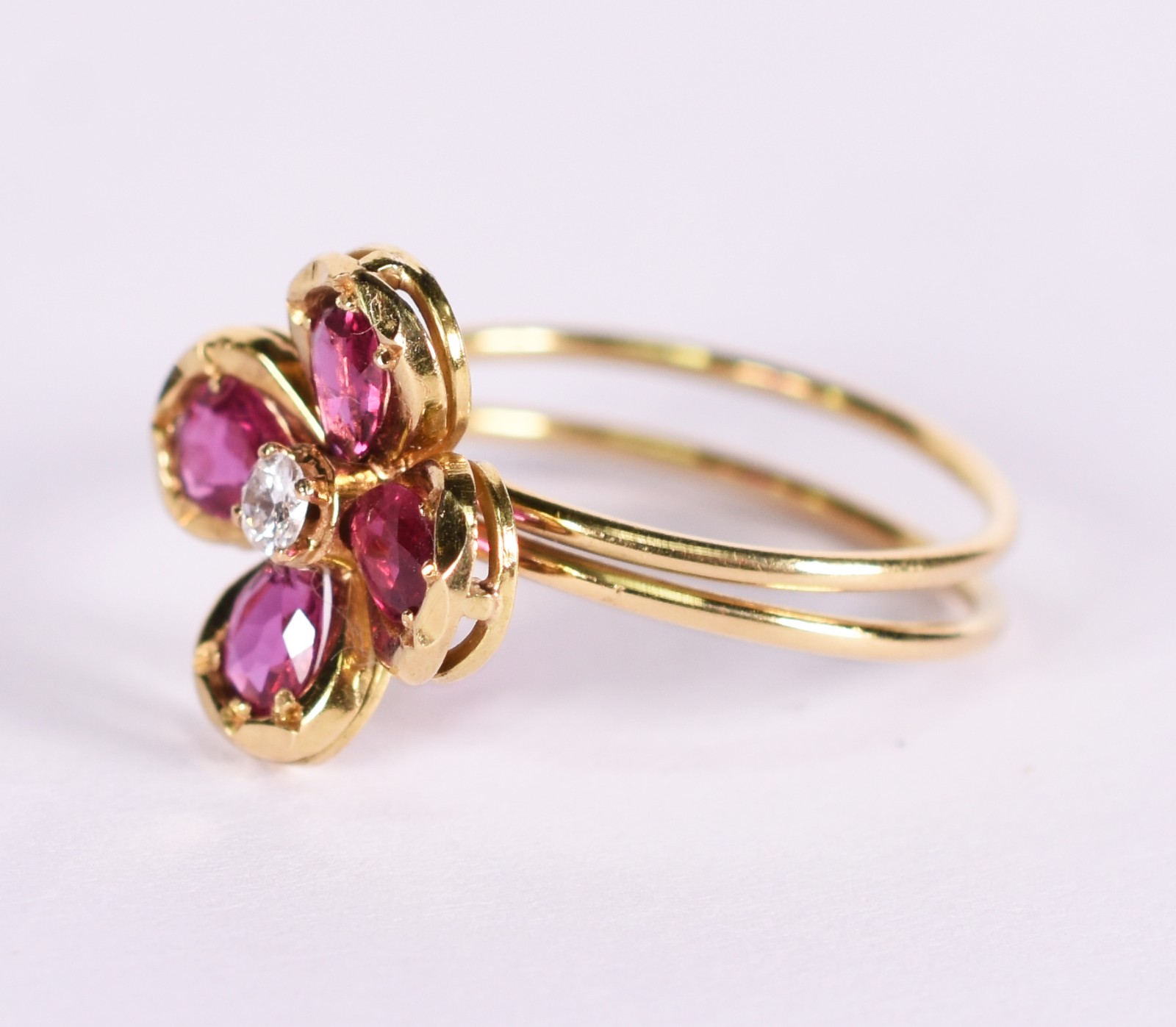 Anel feitio flor com 4 rubis e 1 brilhante de 0,07 ct . Aro 19 (Por... - foto 2 de 3