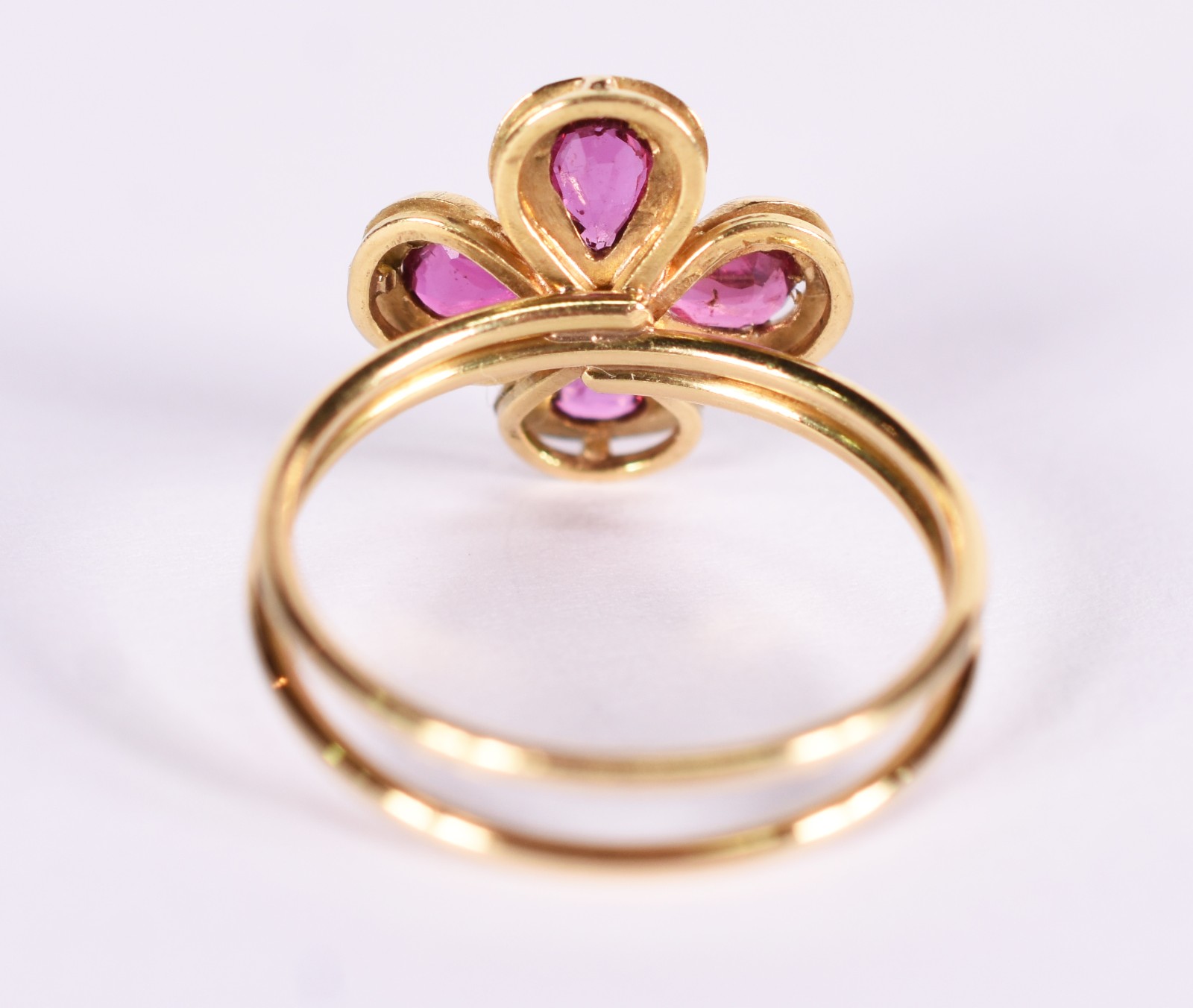 Anel feitio flor com 4 rubis e 1 brilhante de 0,07 ct . Aro 19 (Por... - foto 3 de 3