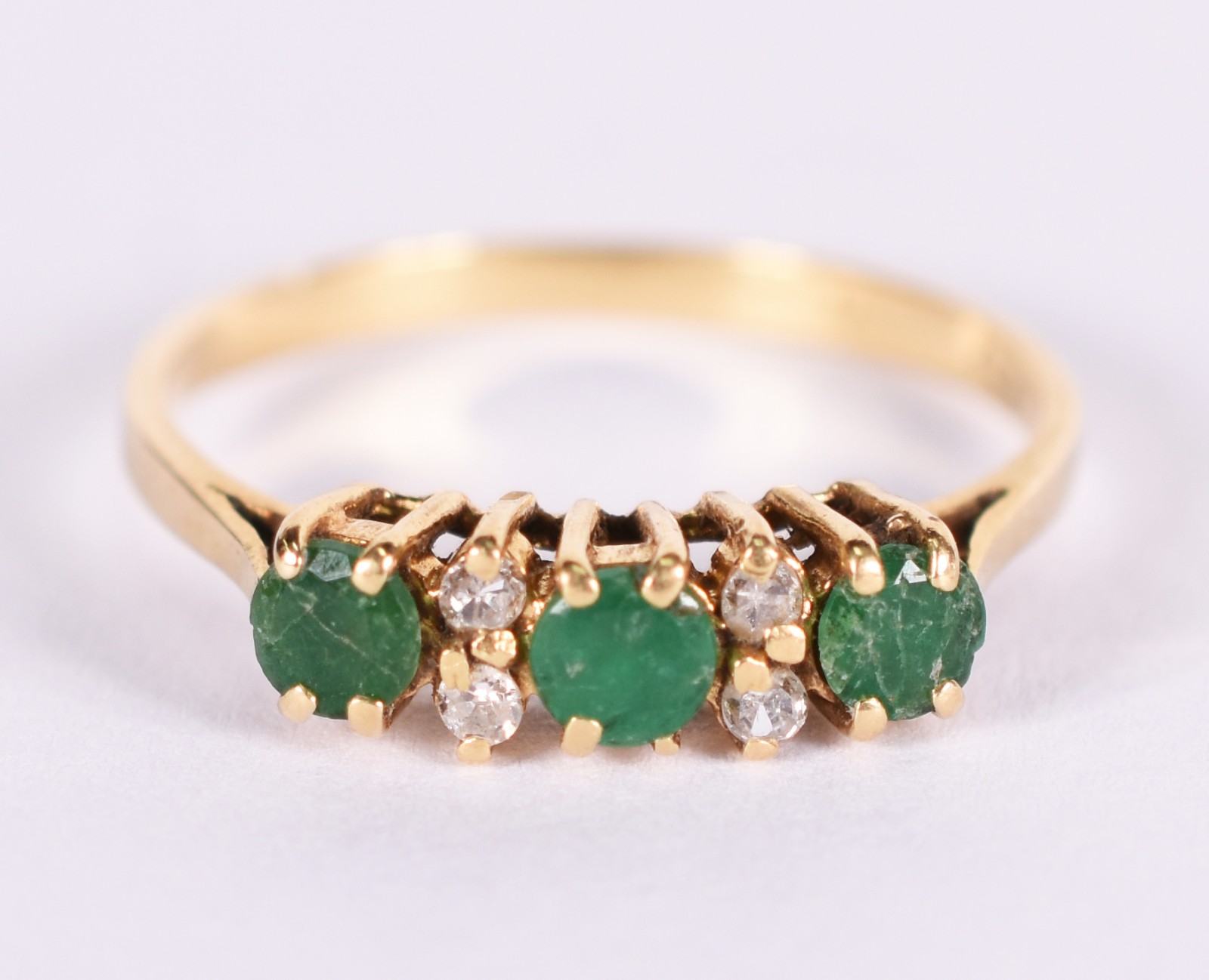 Anel de ouro 18 k com 4 brilhantes e 3 esmeraldas, aro 14 (Por... - foto 1 de 4