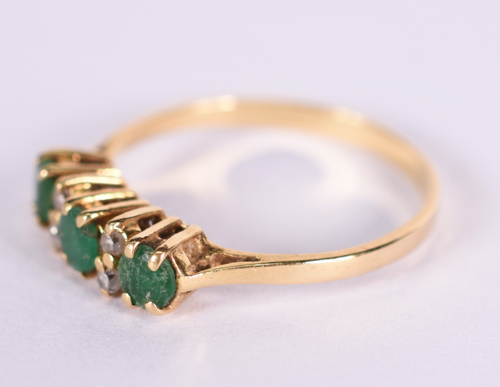 Anel de ouro 18 k com 4 brilhantes e 3 esmeraldas, aro 14 (Por... - foto 2 de 4