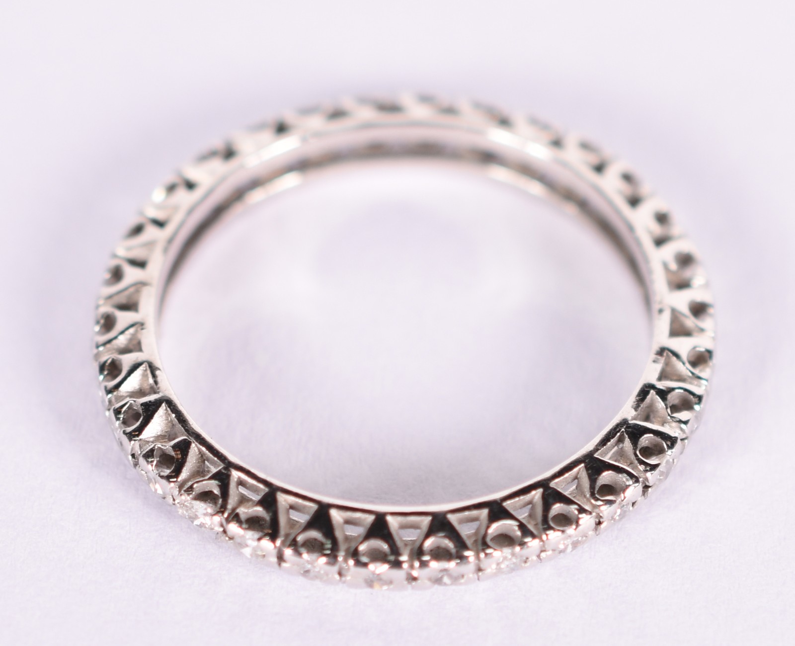Anel de ouro branco com 30 brilhantes de 0,01. Aro 17 (Por motivos de... - foto 2 de 3