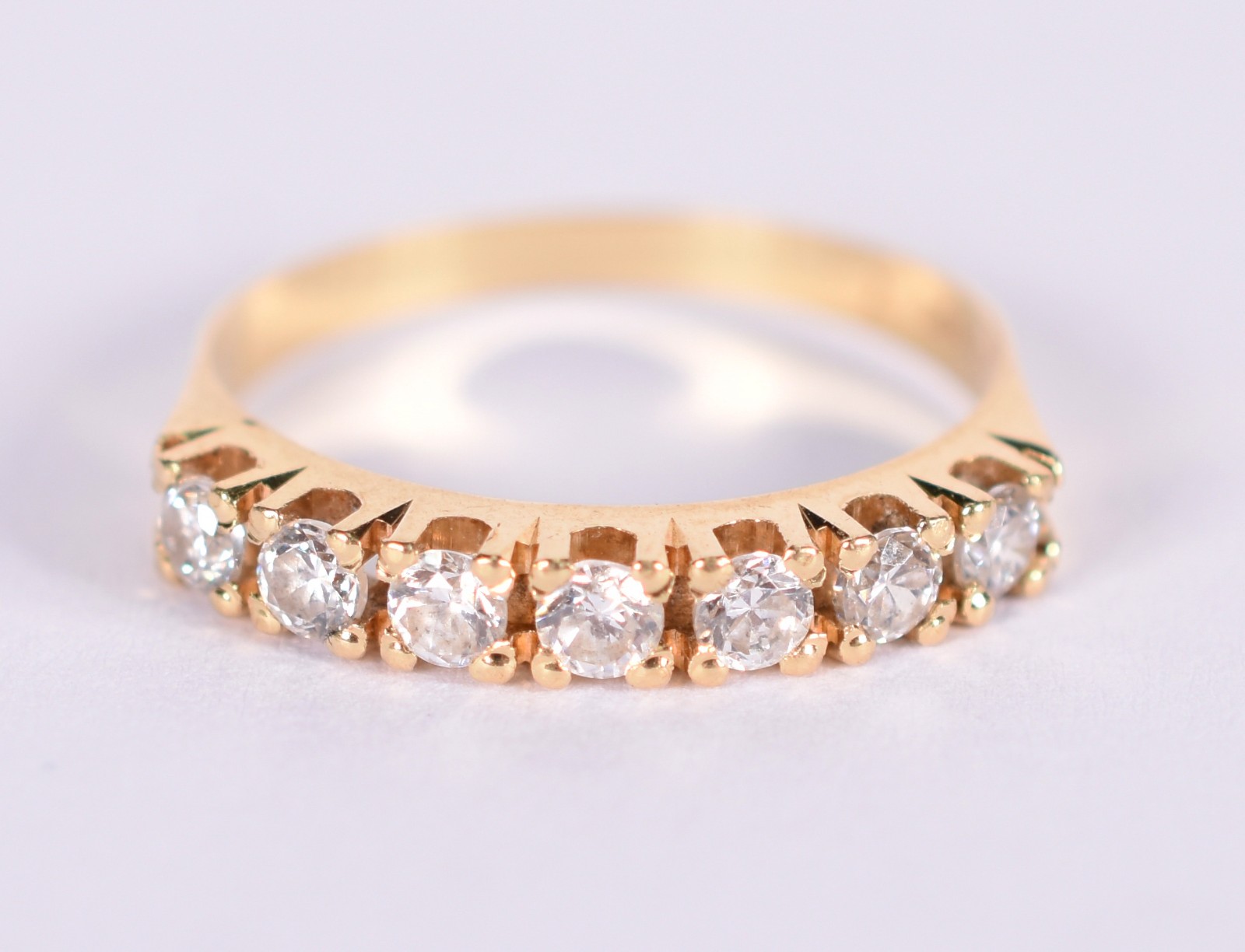 Anel de ouro 18 k com 7 safiras brancas, aro 15(Por motivos de... - foto 1 de 4