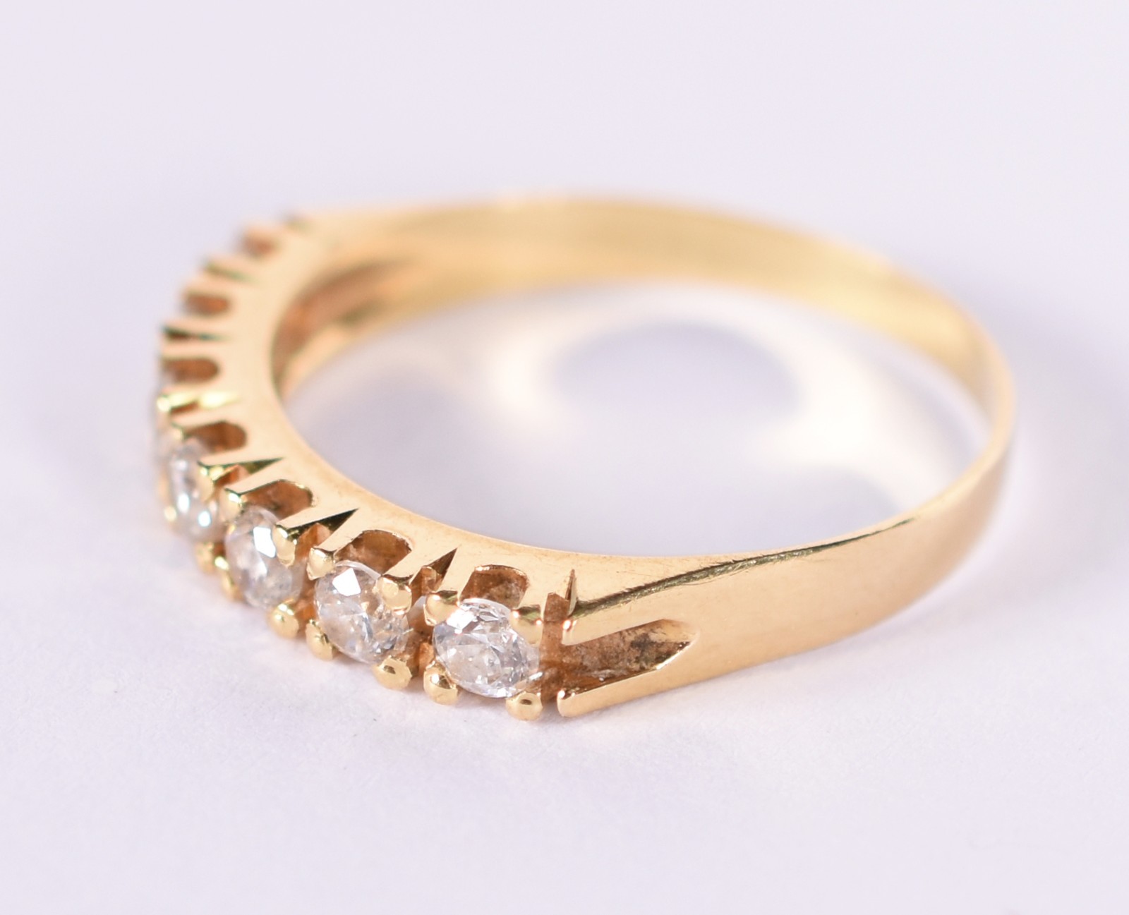 Anel de ouro 18 k com 7 safiras brancas, aro 15(Por motivos de... - foto 2 de 4