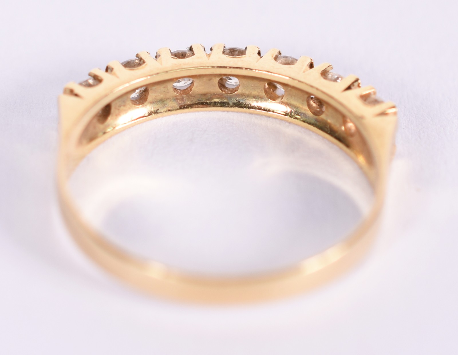 Anel de ouro 18 k com 7 safiras brancas, aro 15(Por motivos de... - foto 4 de 4