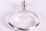 Anel solitário de ouro branco com 1 brilhante d... - Anel solitário de ouro branco com 1 brilhante de aproximadamente 0,25 ct. Aro 17 (Por motivos de seguranças as peças não encontram-se na loja).