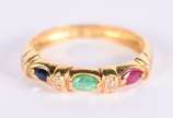 Anel de ouro 18 k com 3 pedras coloridas, aro 1... - Anel de ouro 18 k com 3 pedras coloridas, aro 15 (Por motivos de seguranças as peças não encontram-se na loja).
