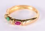 Anel de ouro 18 k com 3 pedras coloridas, aro 1... - Anel de ouro 18 k com 3 pedras coloridas, aro 15 (Por motivos de seguranças as peças não encontram-se na loja).
