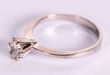 Anel solitário de ouro branco de aproximadament... - Anel solitário de ouro branco de aproximadamente 0,35 ct. Aro 11 (Por motivos de seguranças as peças não encontram-se na loja).