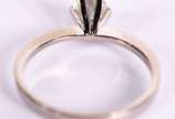 Anel solitário de ouro branco de aproximadament... - Anel solitário de ouro branco de aproximadamente 0,35 ct. Aro 11 (Por motivos de seguranças as peças não encontram-se na loja).