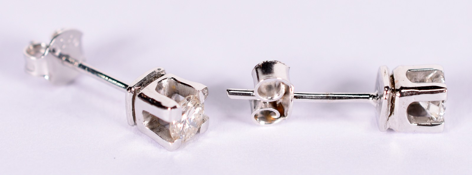 Par de brincos solitário com 2 brilhantes de aproximadamente 0,25 ct... - foto 2 de 3