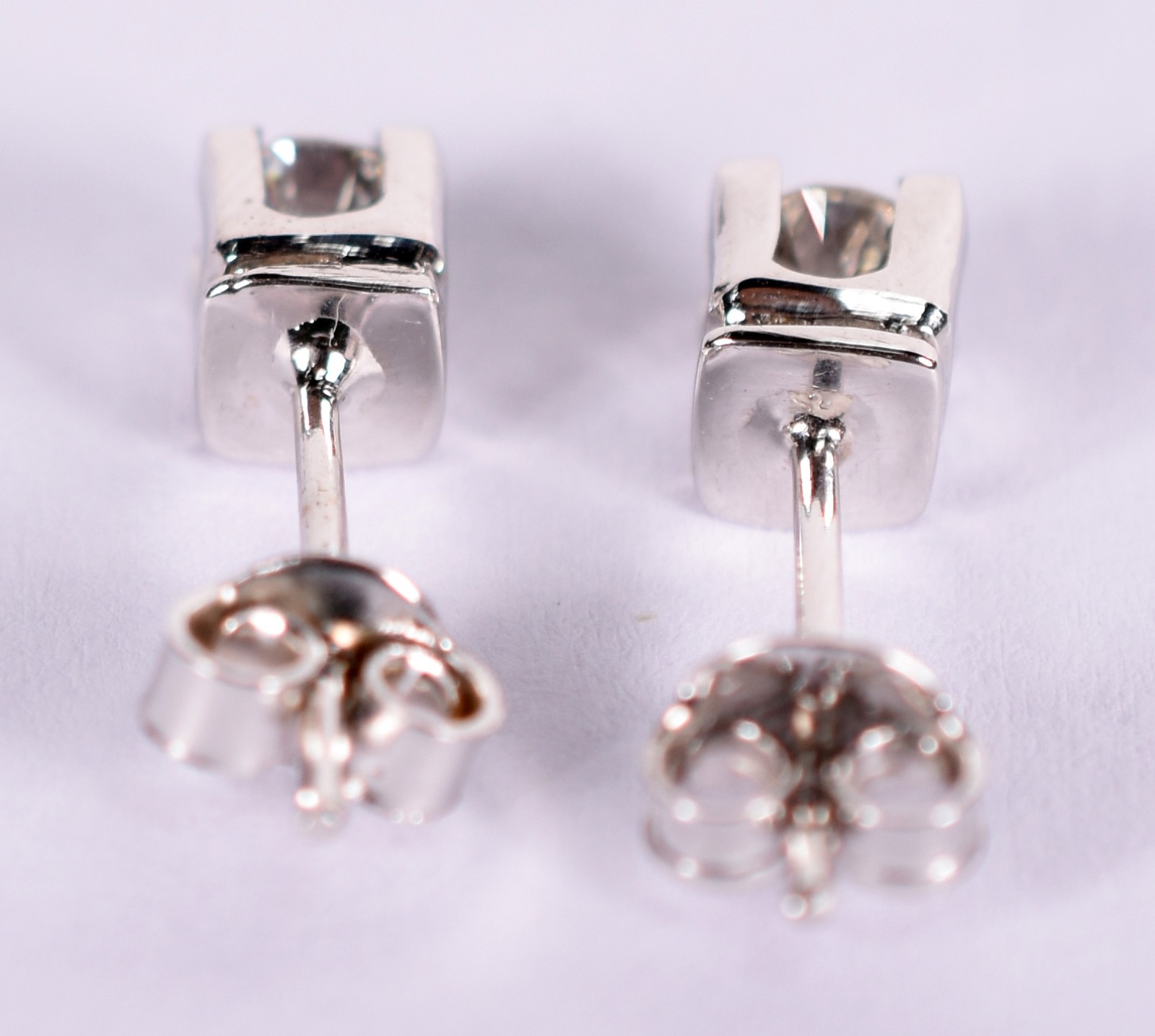 Par de brincos solitário com 2 brilhantes de aproximadamente 0,25 ct... - foto 3 de 3
