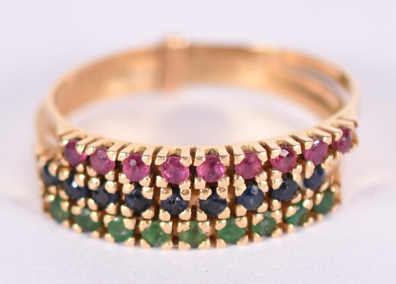 Anel de ouro 18 k com esmeraldas e rubis, aro 15 (Por motivos de... - foto 1 de 4