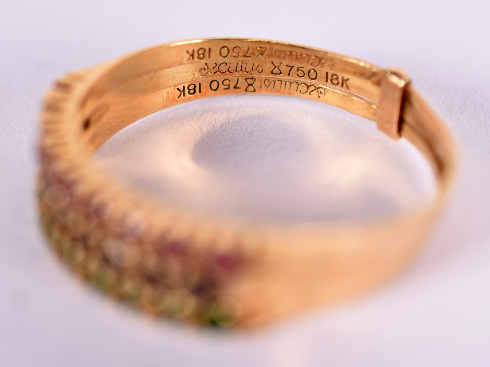 Anel de ouro 18 k com esmeraldas e rubis, aro 15 (Por motivos de... - foto 2 de 4