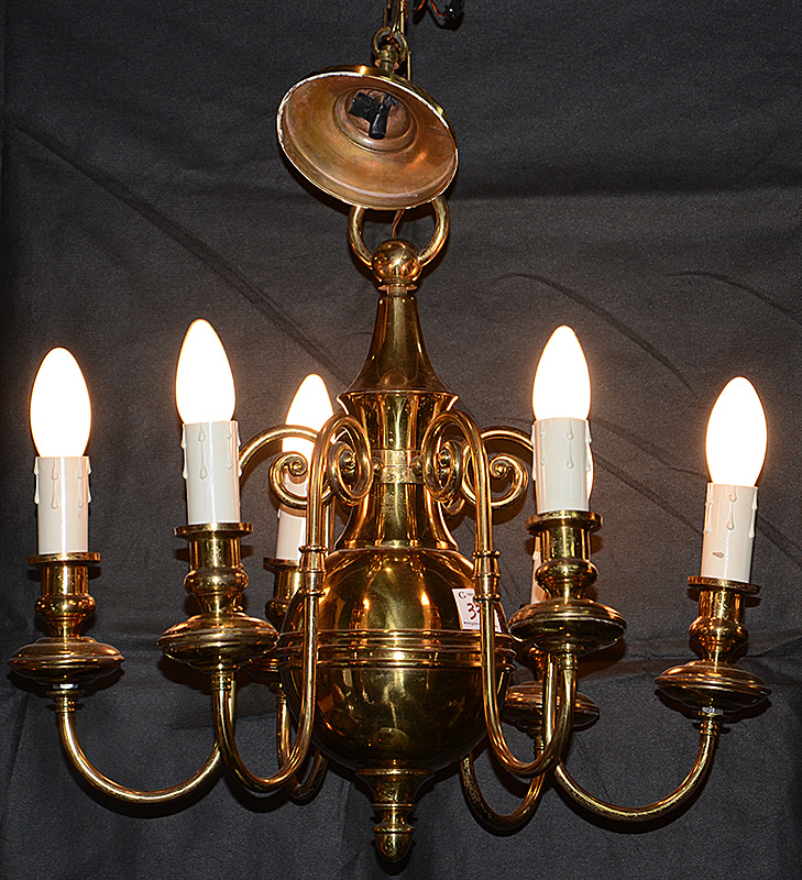 Lustre estilo holandês para seis lâmpadas de metal dourado. Altura...