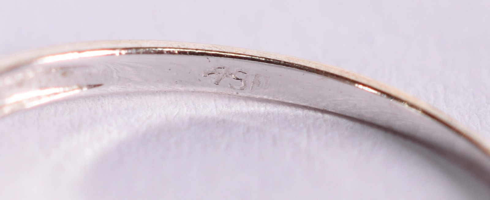 Anel de ouro branco com pequenos brilhantes, aro 14 (Por motivos de... - foto 3 de 4