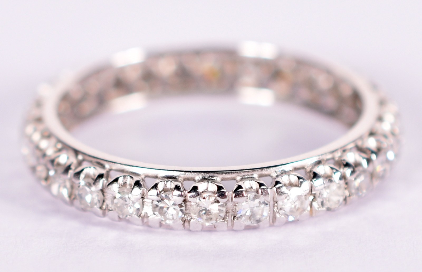 Aliança de ouro branco com 28 brilhantes de 0,05 ct, total 1.40 ct... - foto 1 de 3