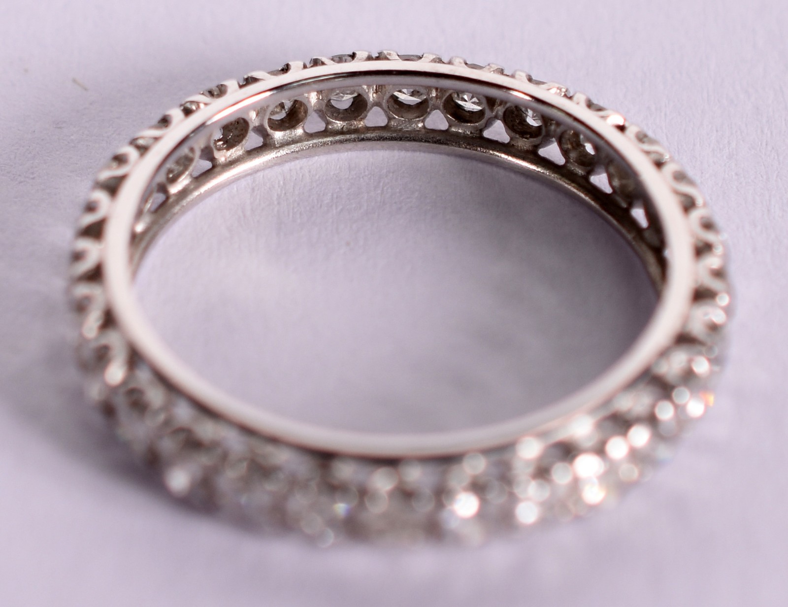 Aliança de ouro branco com 28 brilhantes de 0,05 ct, total 1.40 ct... - foto 2 de 3