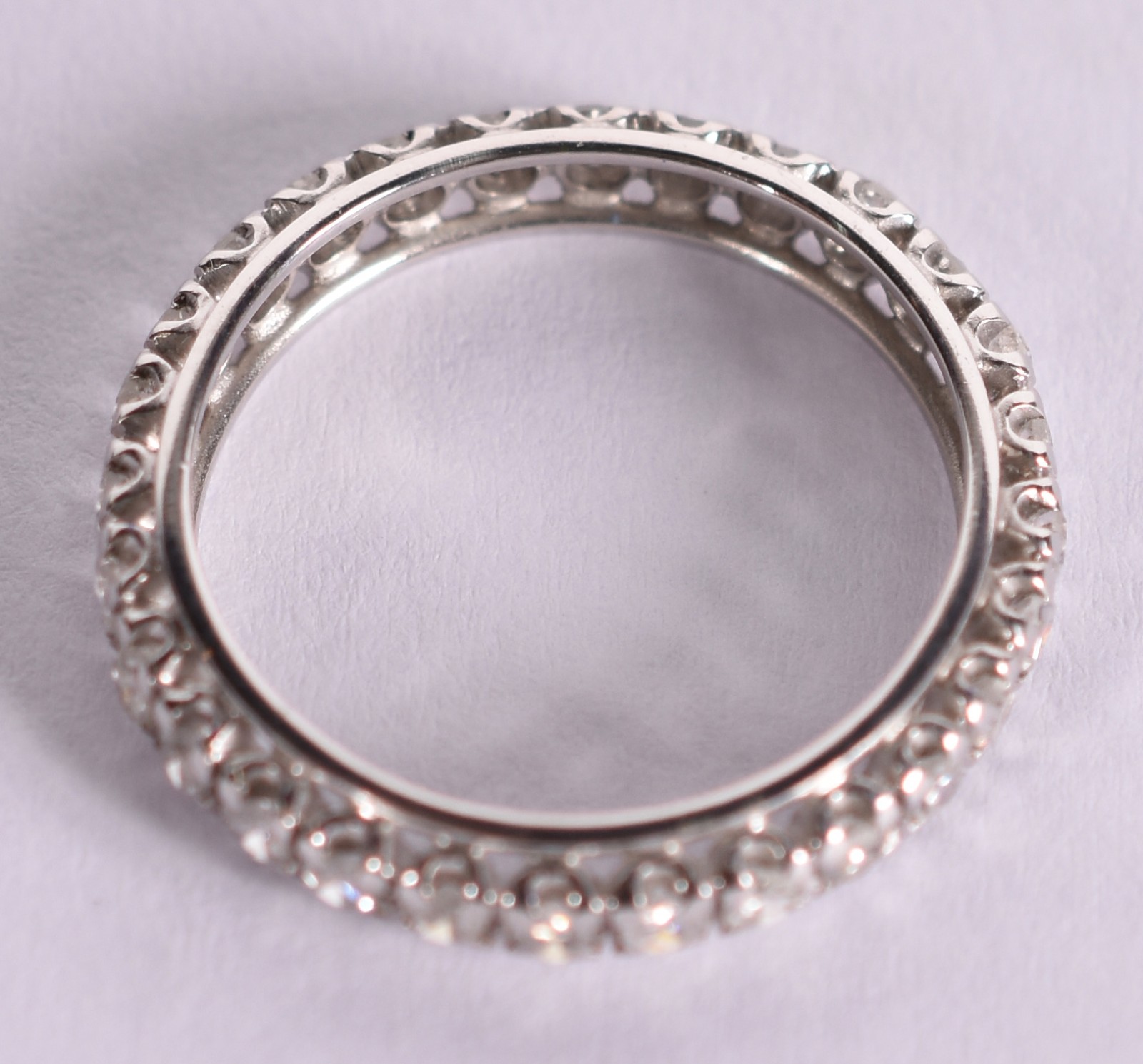 Aliança de ouro branco com 28 brilhantes de 0,05 ct, total 1.40 ct... - foto 3 de 3