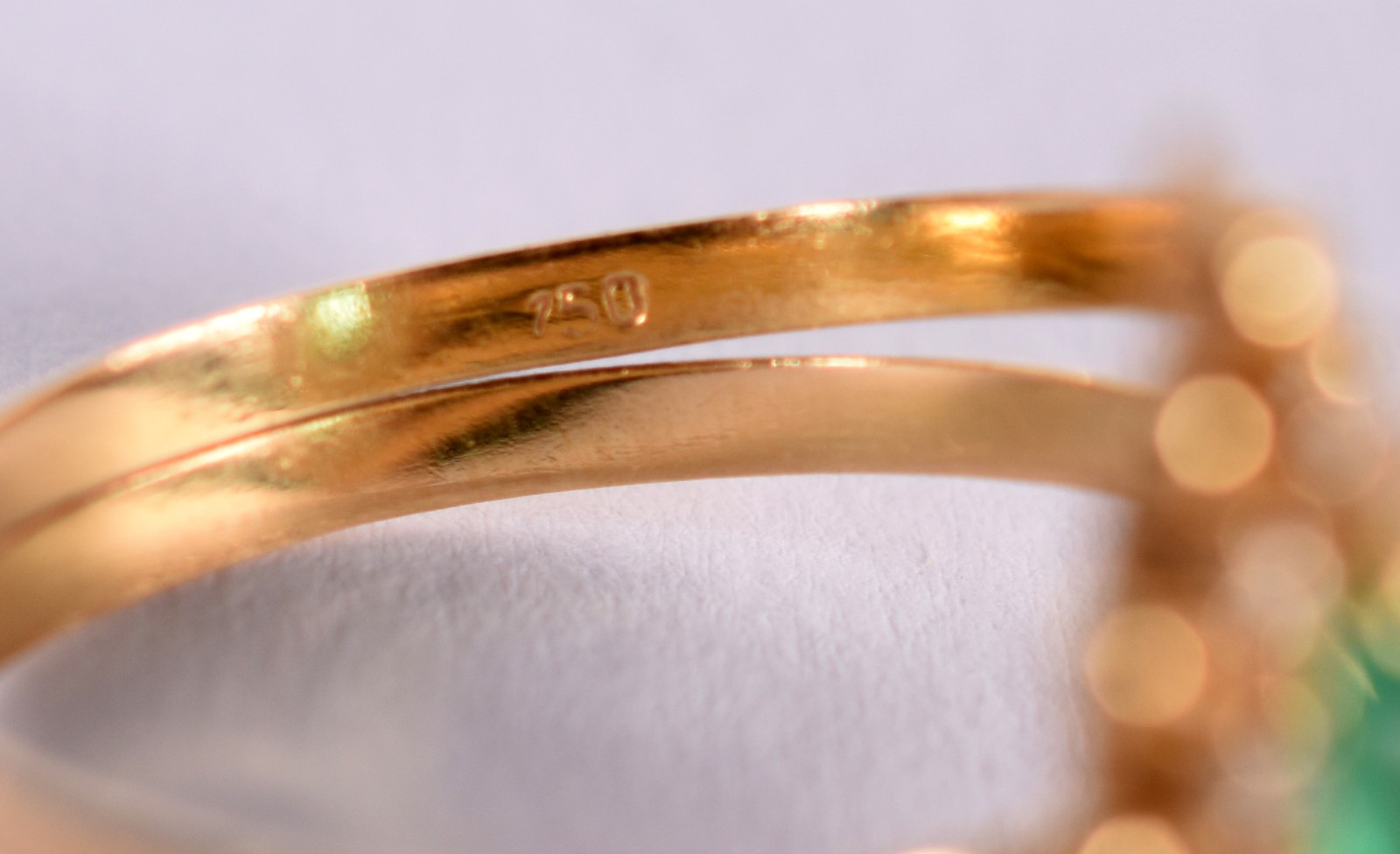 Anel de ouro 18 k com 11 brilhantes de 0,2 ct cada e uma esmeralda... - foto 2 de 3