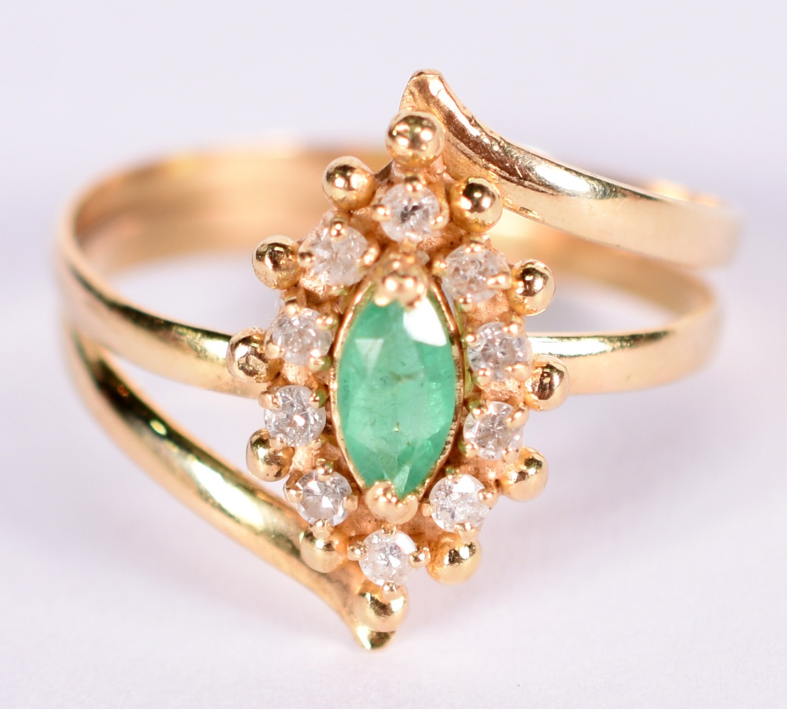 Anel de ouro 18 k com 11 brilhantes de 0,2 ct cada e uma esmeralda... - foto 1 de 3