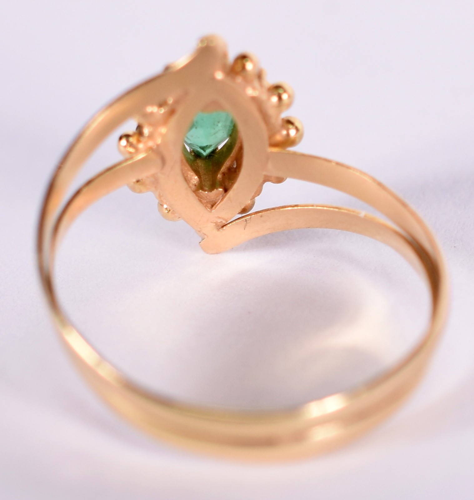 Anel de ouro 18 k com 11 brilhantes de 0,2 ct cada e uma esmeralda... - foto 3 de 3